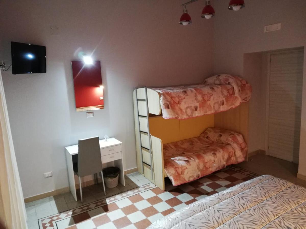 Camera Matrimoniale con Letto Supplementare e Bagno Privato